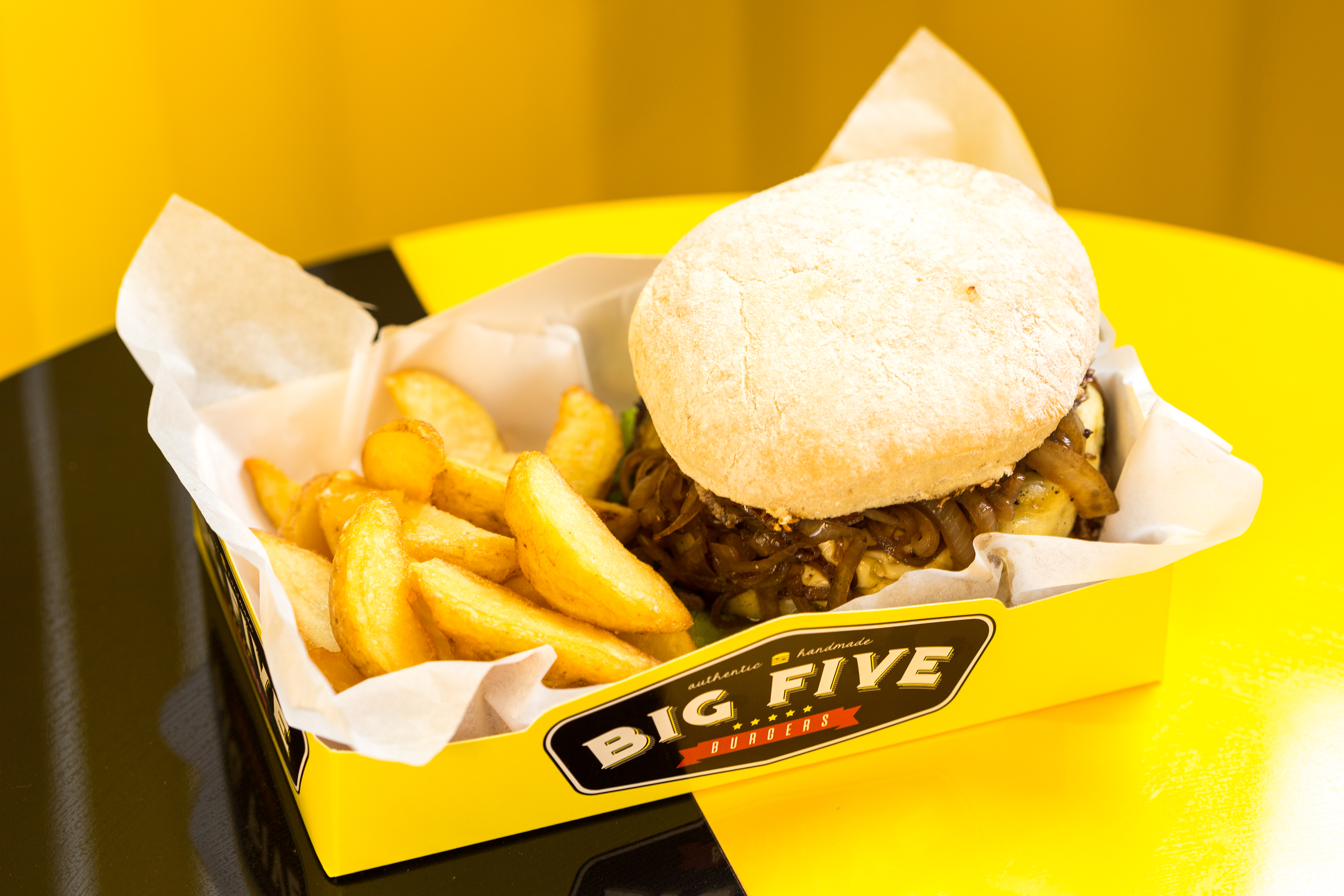 Hambúrguer e fritas do Big Five no Mondrí Getúlio em Curitiba