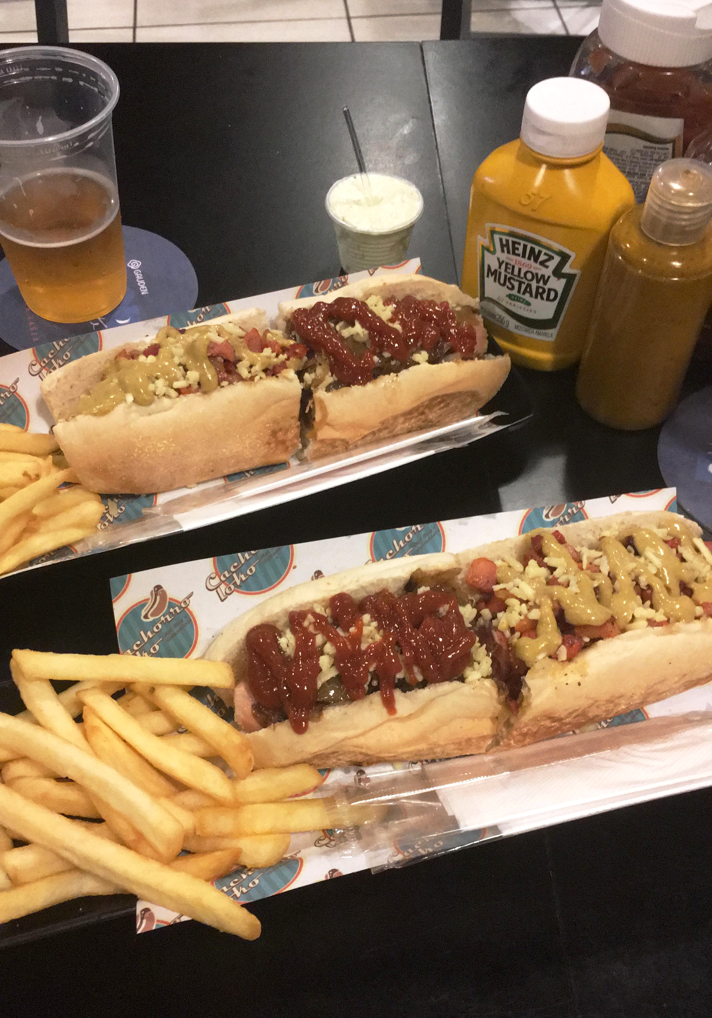 Red Hot Dog e Hot Balboa sanduíches do Cachorro Loko em Curitiba