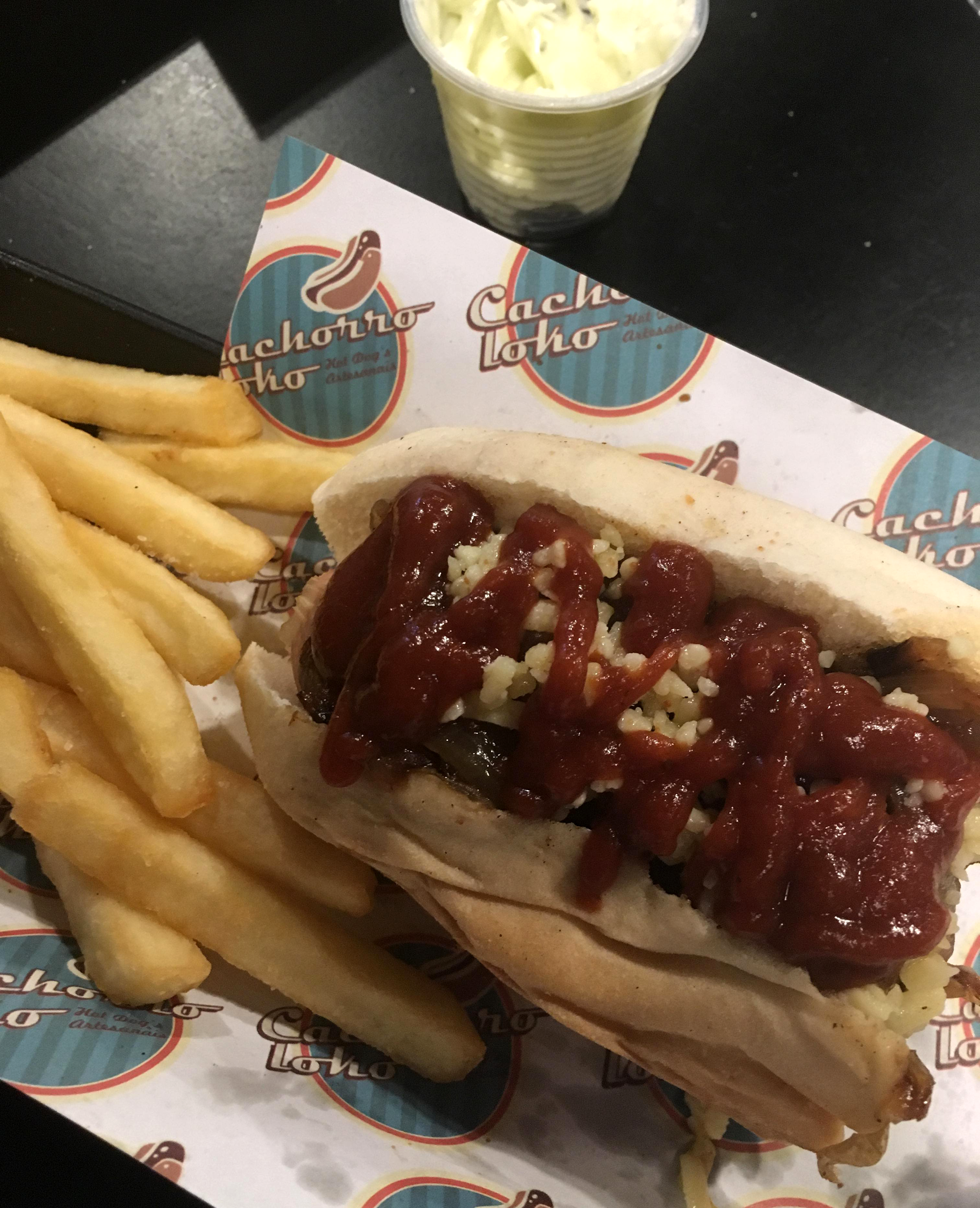 Sanduíche Red Hot Dog com batata frita e maionese no Cachorro Loko em Curitiba