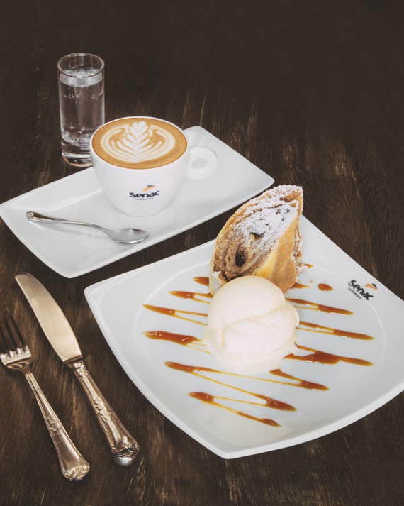 Cappuccino Italiano e apfelstrudel com sorvete de creme do café do paço senac para a Coffee Week Curitiba 2018