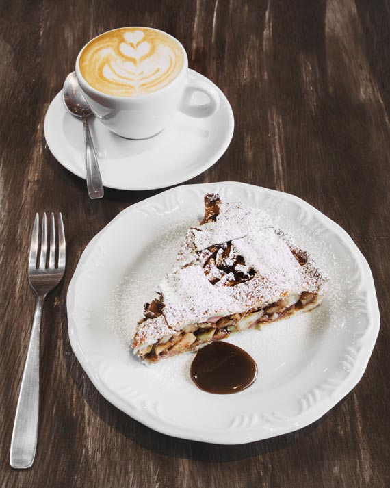Cappuccino e fatia de torta de maça da Mary Ann apple Factory para a Coffee Week Curitiba 2018