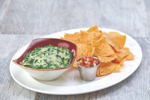 Chips de tortilhas com espinafre - opção para veganos e vegetarianos