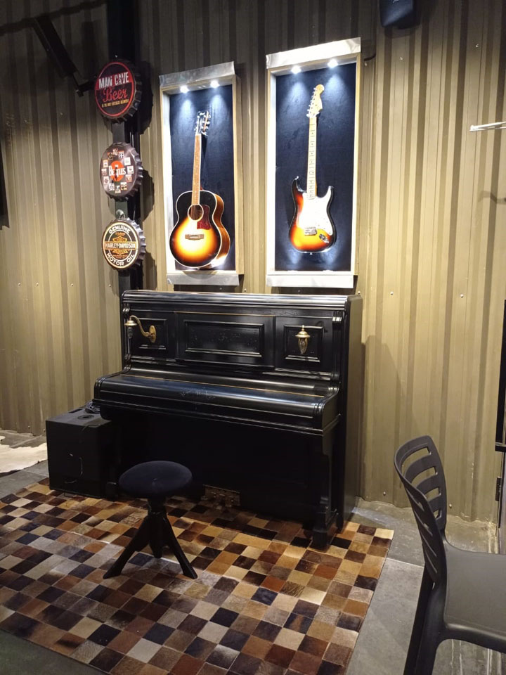 YouRock Bar em Curitiba disponibiliza instrumentos para os clientes