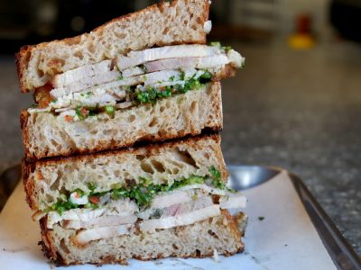 Sanduba de Porchetta é destaque de domingo na Local Pães e Cafés