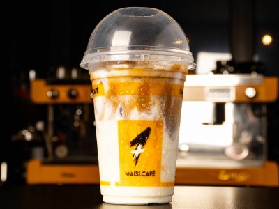 Iced Latte: Mais1.Café inova a clássica receita do café com leite com um toque refrescante